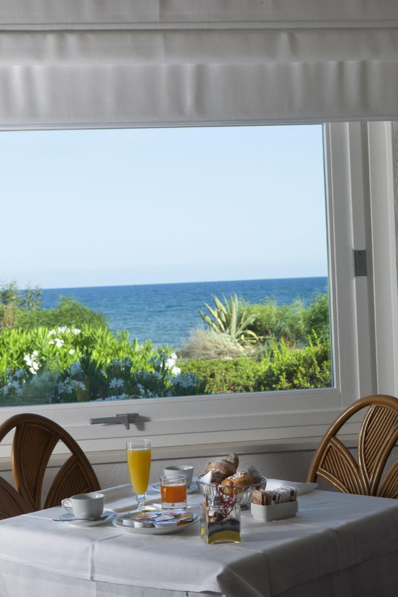 Hotel Mare Pineta Santa Margherita di Pula Kültér fotó